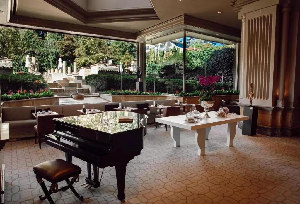 کافه هتل گرند حیات